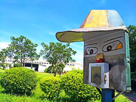 1503019557352150.jpg 【李琴妮】高高興興上班,平平安安回家:沖壓工場的兄弟們自己設計制造的打卡機遮雨棚,童趣十足,工作雖然辛苦,但阻擋不了我們熱愛生活的心