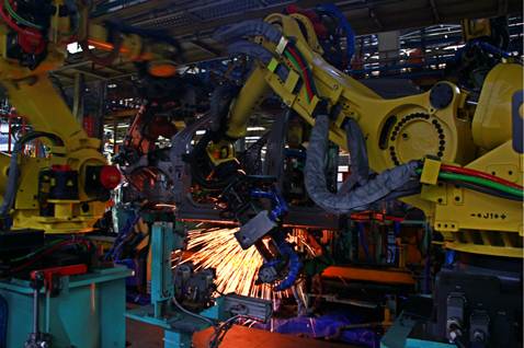 1503019548868650.jpg 【黃濤】花火:花火飛濺,迸射出人工智能的智慧,東南汽車焊裝車間智能化水平不斷提升,不良品率降低、生產周期縮短,人力成本降低...智能化,讓生產變得更聰明