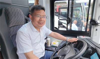 1717750053563326.png 鎮江江天汽運集團負責人翟衛宇試駕新V系客車.png