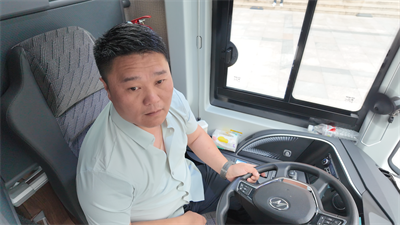 1717750040687636.png 江蘇奧特蘭新能源汽車有限公司總經理楊宏偉試駕新V系客車.png