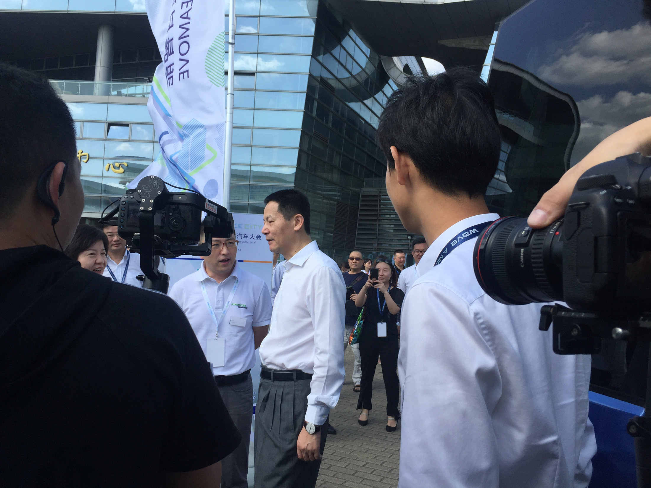 1568893155146183.jpg 上海市委常委、副市長吳清等嘉賓領導參觀體驗蘇州金龍無人駕駛巴士深藍_副本.jpg