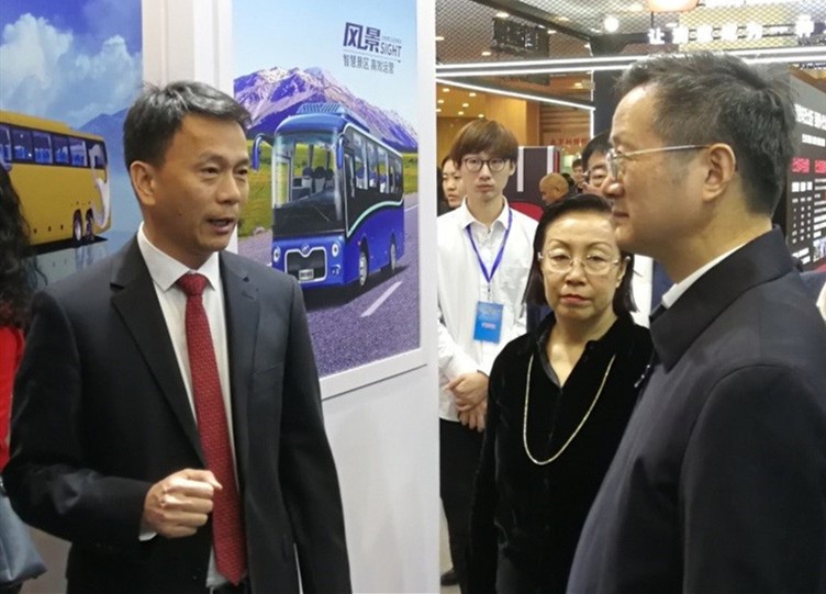 1576811419672983.jpg 蘇州金龍董事長陳篤廉(左)向與會領導介紹海格客車.jpg