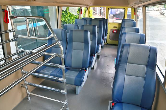 1502685036545779.jpg 說明: C:\Users\lenovo\Desktop\香港首條國產巴士線路 首批金旅歐六標準小巴上路\香港首條國產巴士線路 首批金旅歐六標準小巴上路\3 16座巴士率先上路.JPG