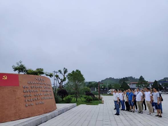 1623381829239613.jpg 館前廣場重溫入黨誓詞