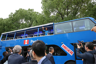 1731897733264831.jpg 博魯阿爾特在海格雙層巴士上向大家揮手致意.jpg