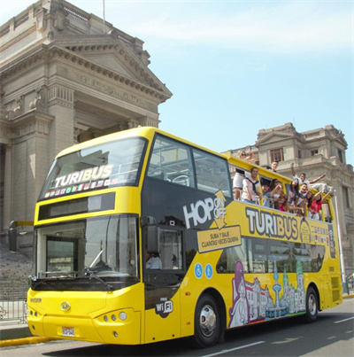 1731897760649321.jpg 行駛在秘魯總統府大街上的海格雙層觀光巴士.jpg