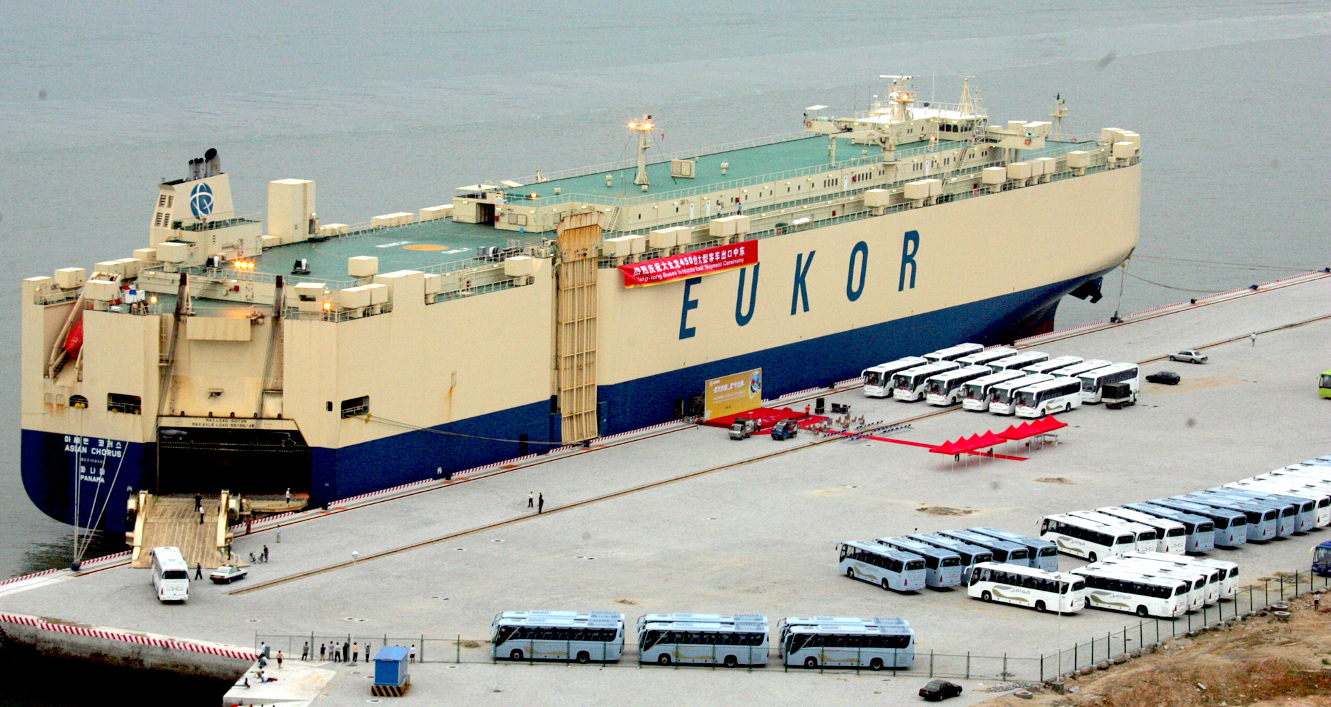 1564991203289600.jpg 01-大金龍450輛大型客車出口中東裝船儀式在廈門東渡碼頭舉行.jpg