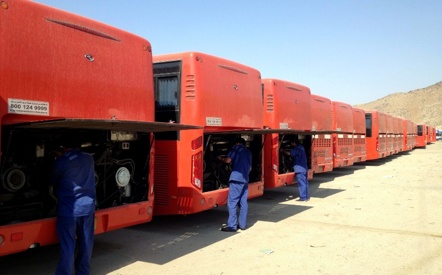 1564991624246775.jpg 圖04大金龍海外服務工程師在朝覲前夕對每一輛進行認真檢查.jpg