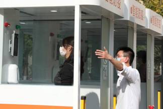 1589450877106099.jpg 雙十中學工作人員調試2.jpg