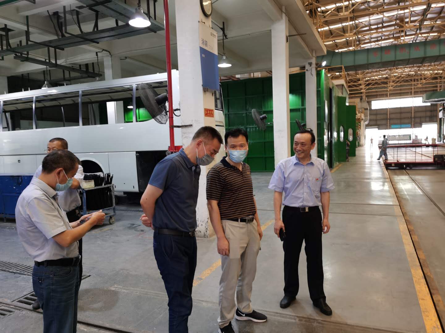 1594473322624006.jpg 圖8:檢查金旅海滄基地涂裝車間.jpg