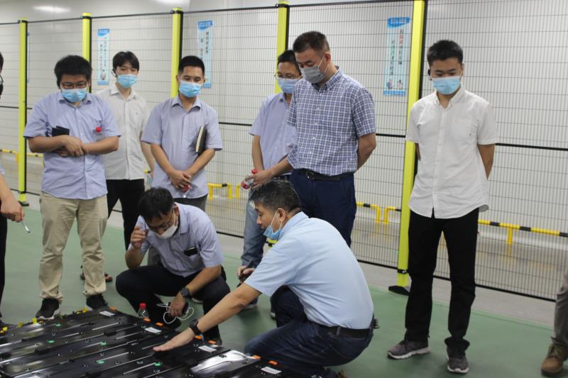 1594473187512576.jpg 圖4:參觀金龍新能源生產線.jpg