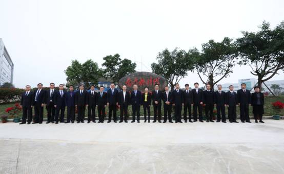 1579319034501649.jpg 全體高管在奮斗新時代碑石前合影.jpg