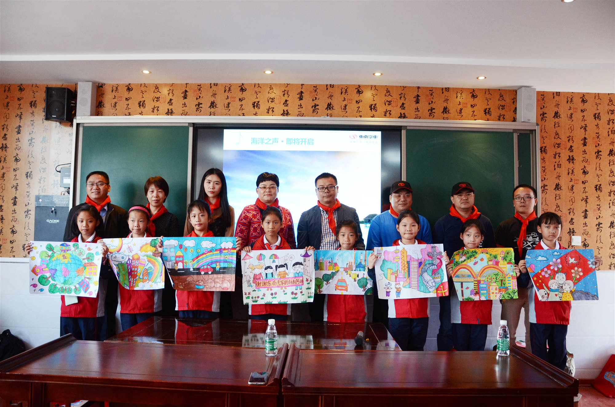 1571386307123489.jpg 孩子們向車友代表贈送畫作表達謝意_副本.jpg