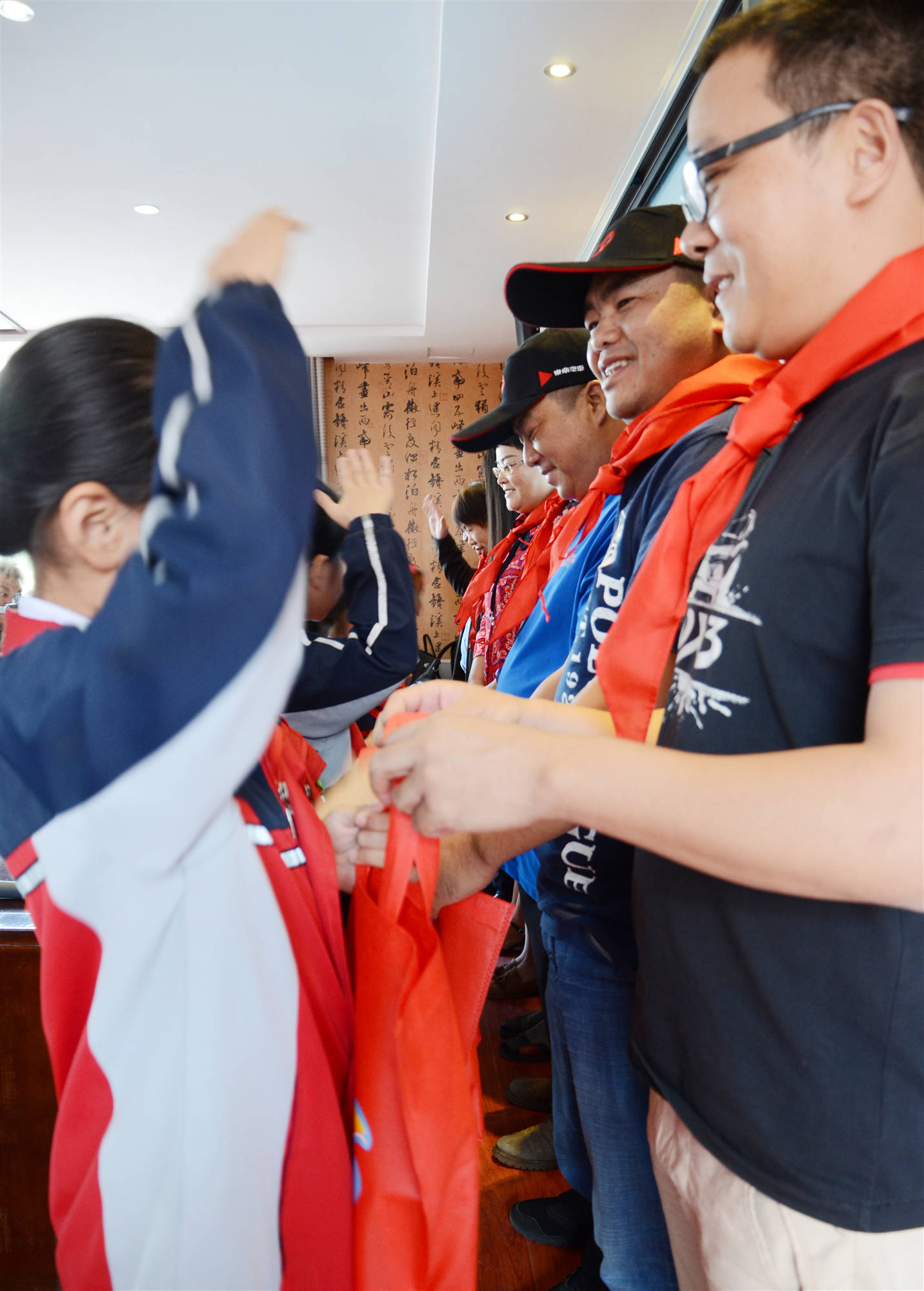 1571386139322845.jpg 東南汽車的車主代表向孩子們捐贈愛心圖書_副本.jpg