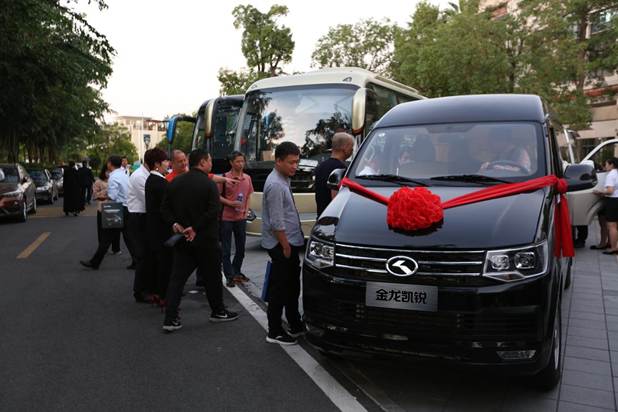 1541386912591500.jpg 說明: 現場看車