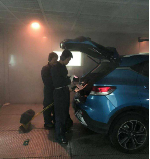 1539229577109367.png 二支部黨員在通宵進行電器低溫試驗.png